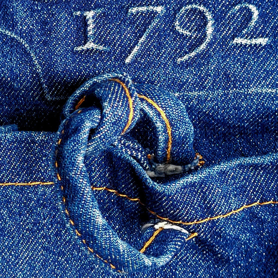 a close up of the pocket tie on the gathering apron