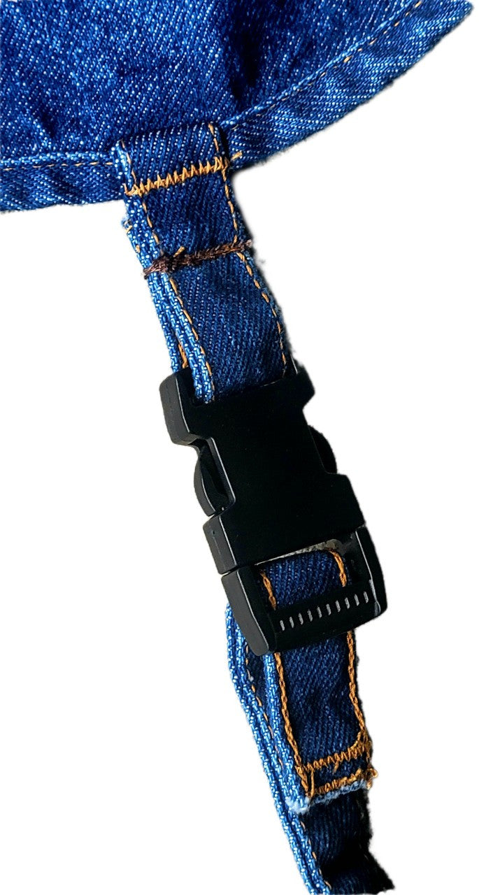a close up of the quick release adjustable buckle on the neck strap of the gathering apron